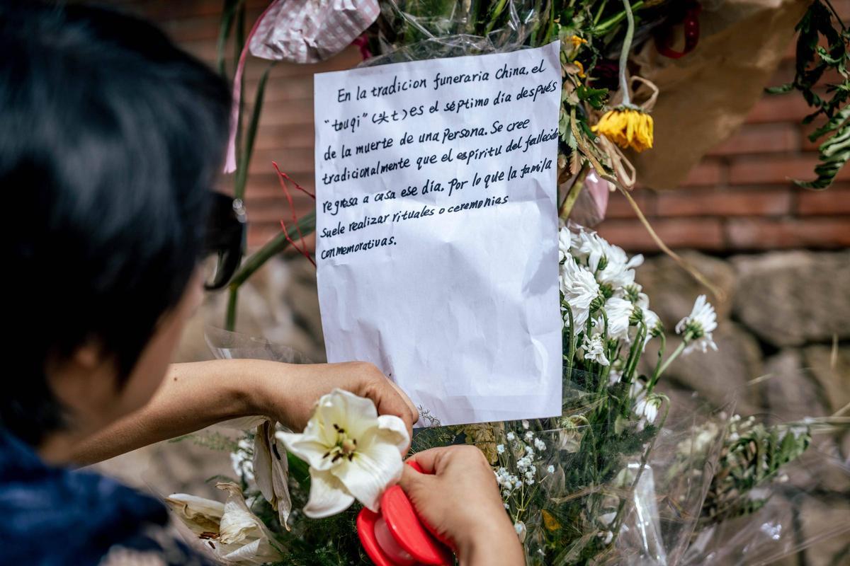 Acto en homenaje a la mujer asesinada en Esplugues con la presencia del padre de la víctima, que ha viajado desde China