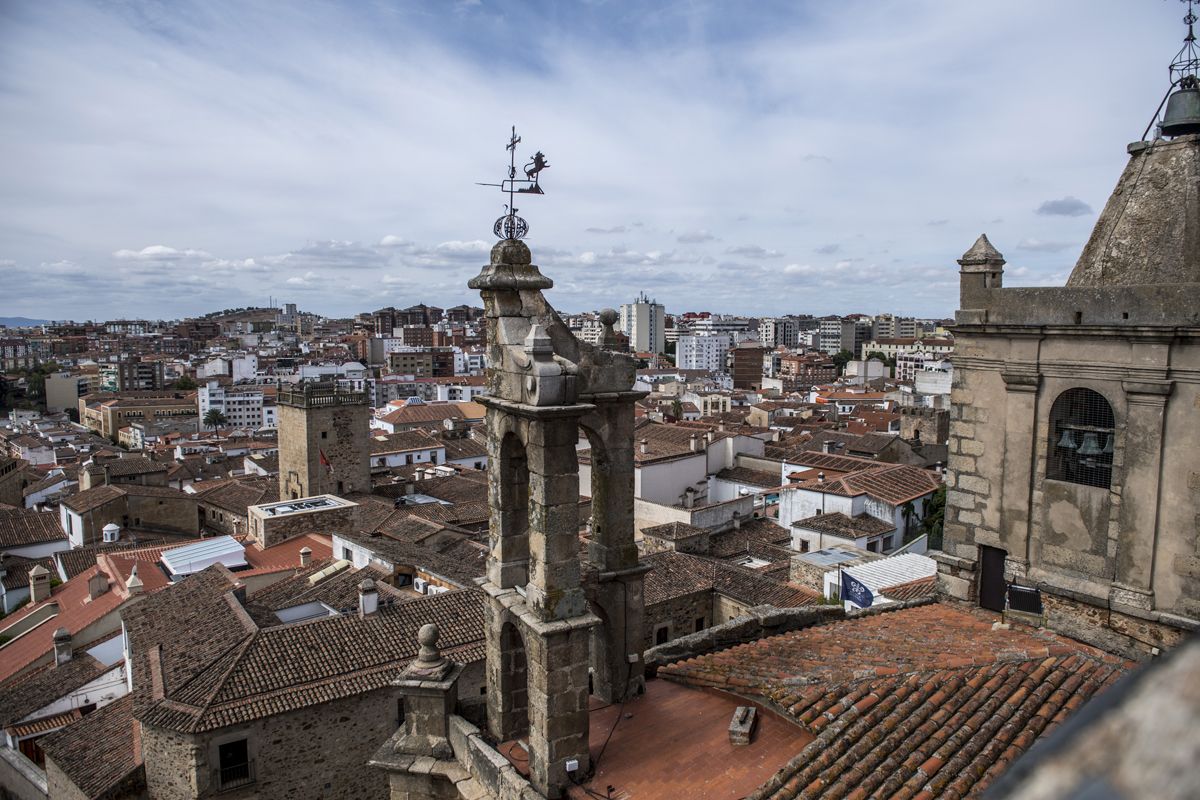 Fotogalería | La torre del palacio de las Cigüeñas de Cáceres se suma a la noche del patrimonio