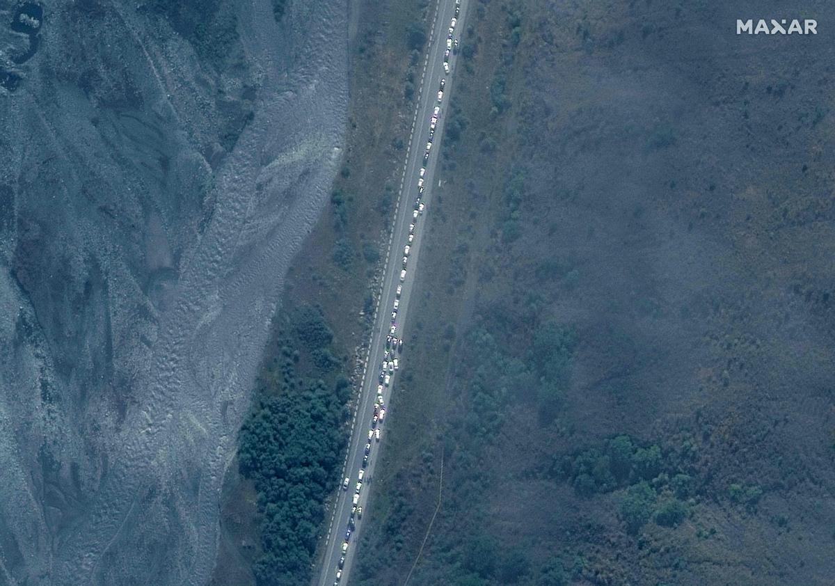 Imagen de satélite en la que se aprecian largas colas de coches y camiones cerca de la frontera rusa con Georgia.