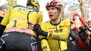 Vingegaard y Jorgenson, todavía de amarillo, se saludan al finalizar la etapa.