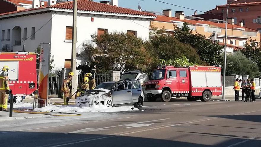 Serveis d&#039;emergència treballant en l&#039;accident de l&#039;avinguda Salvador Dalí de Figueres