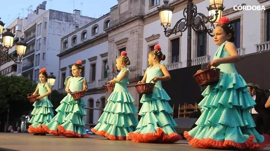Las academias de baile llenan de ritmo la plaza de las Tendillas