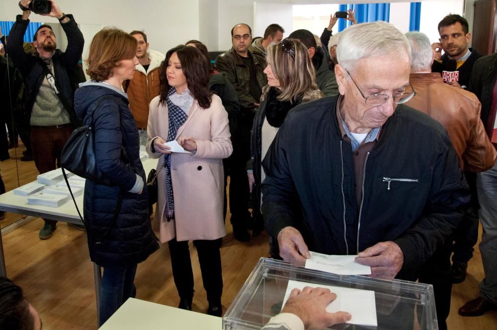 La dona de Carles Puigdemont vota a Sant Julià de Ramis