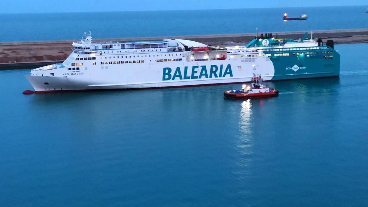 El buque de Baleària llegando al puerto de Barcelona procedente de Alcúdia.