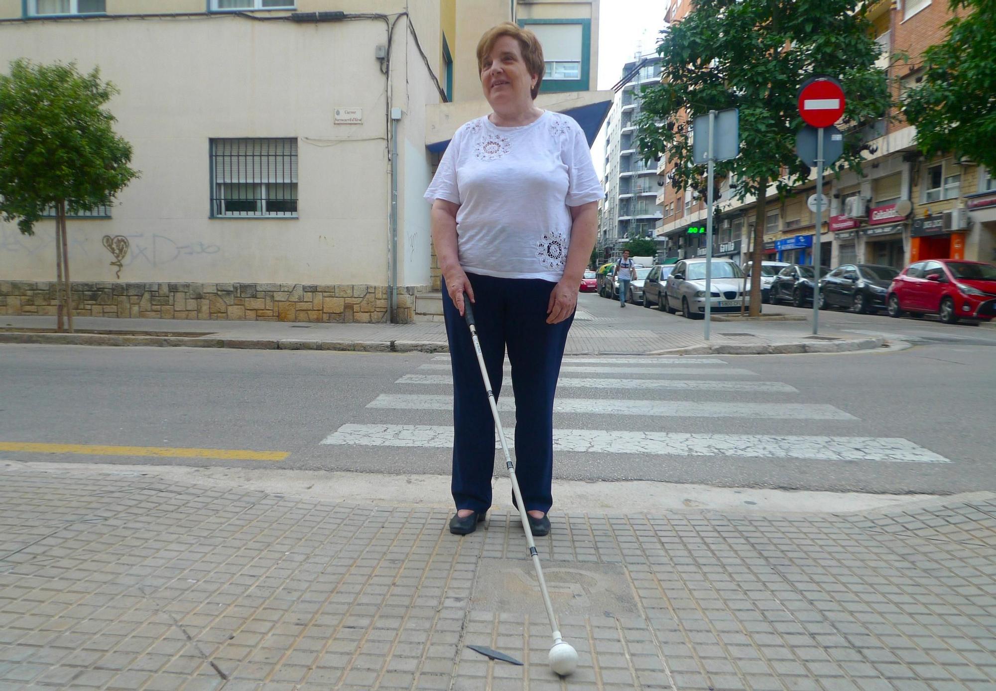 Marifé García en la acera de la delegación de la ONCE en Gandia.