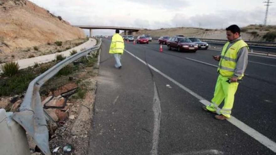 La zona del accidente en la A-7 de Elche quedó despejada a media tarde.