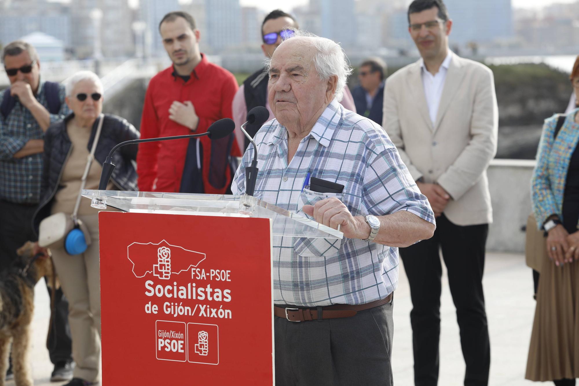 EN IMÁGENES:  Así fue el homenaje a los exiliados por la Guerra Civil y la posterior represión franquista organizado por los socialistas de Gijón junto a la estatua de "La Madre del Emigrante"