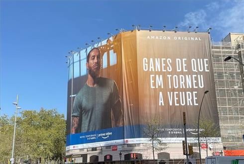 La lona de Sergio Ramos en Barcelona, entre la Gran Vía y el Passeig de Gracia.