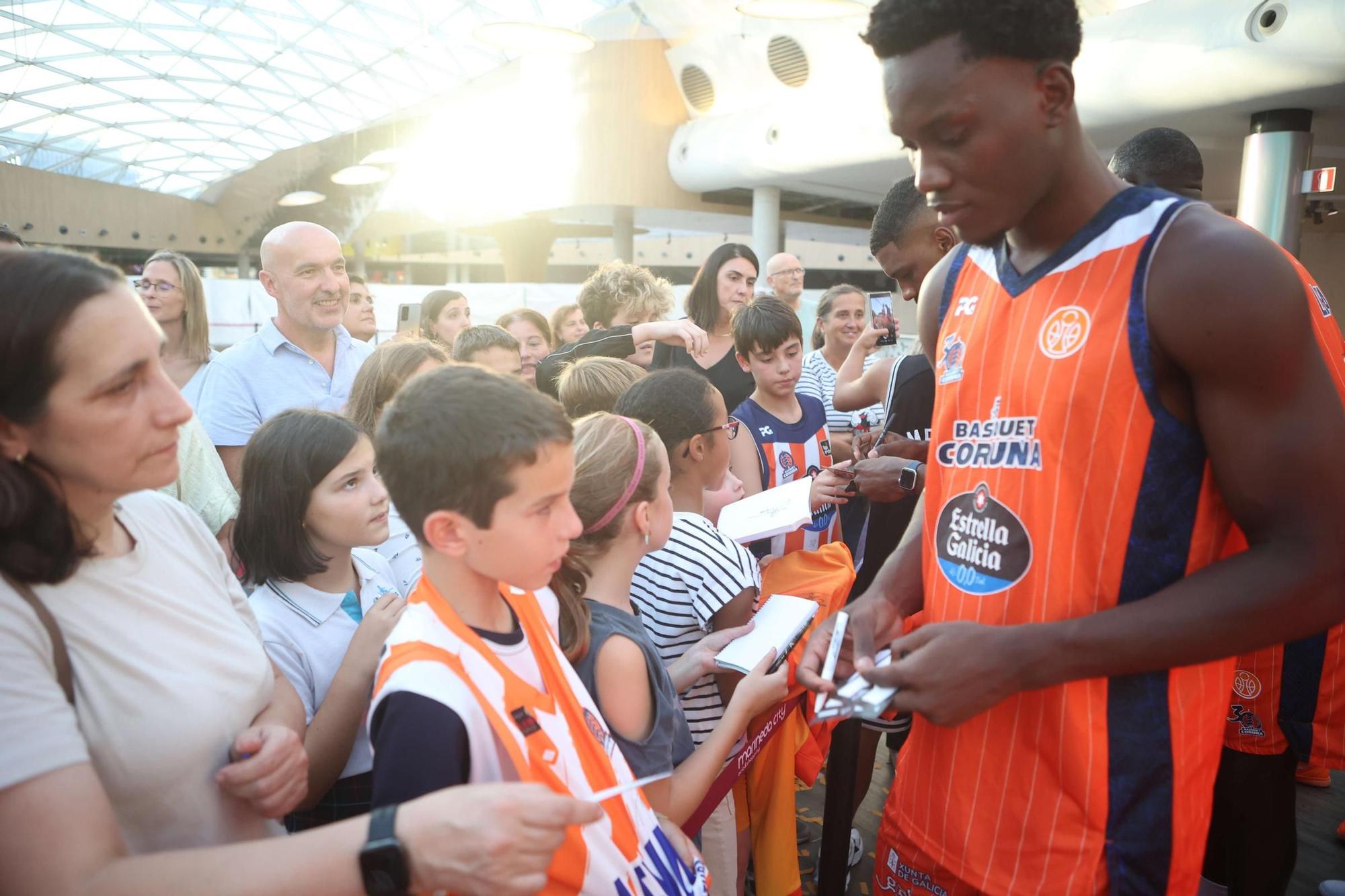 Presentación del equipo del Leyma Coruña en Marineda City