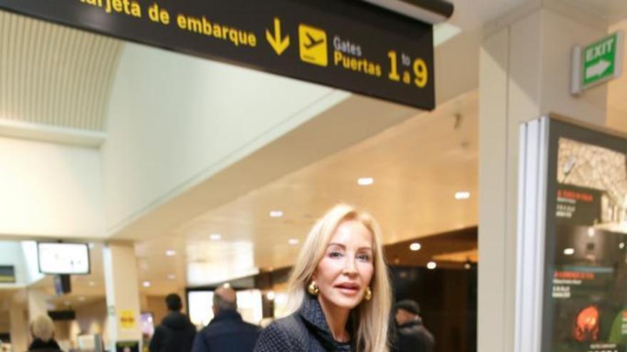 Carmen Lomana, esta mañana en el aeropuerto de Asturias.