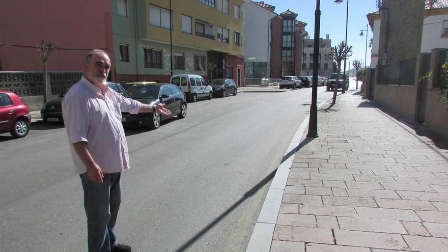 Pedro Morán, ayer, señalando la zona donde aparcaban los coches en Semana Santa.