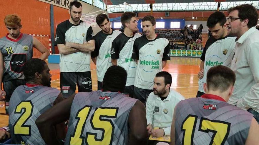 Javier Miguel da instrucciones a sus jugadores durante un tiempo muerto.