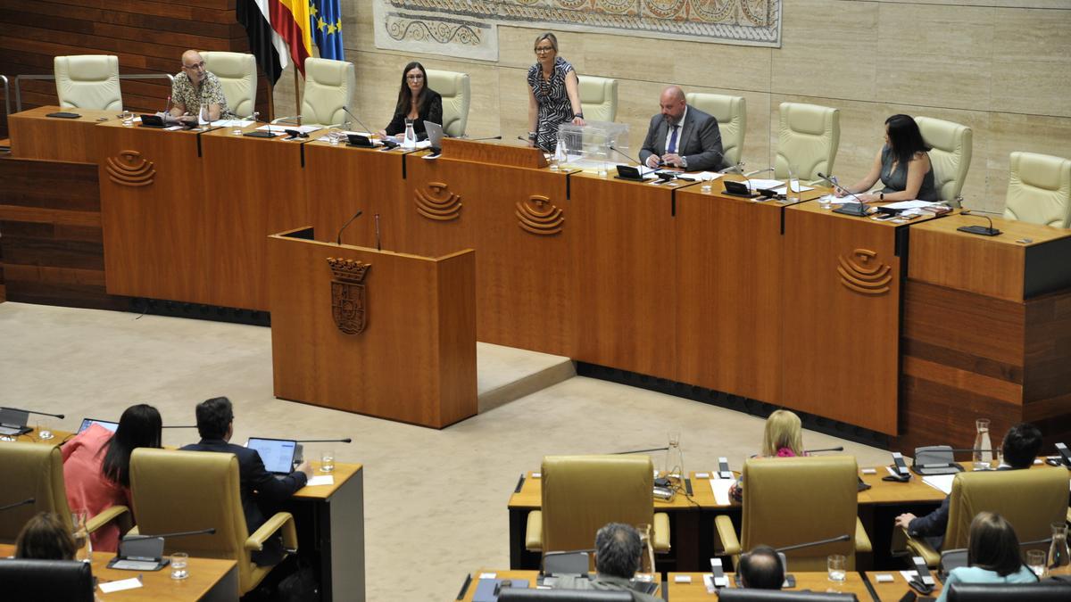La Mesa de la Asamblea de Extremadura, en el pleno de este jueves