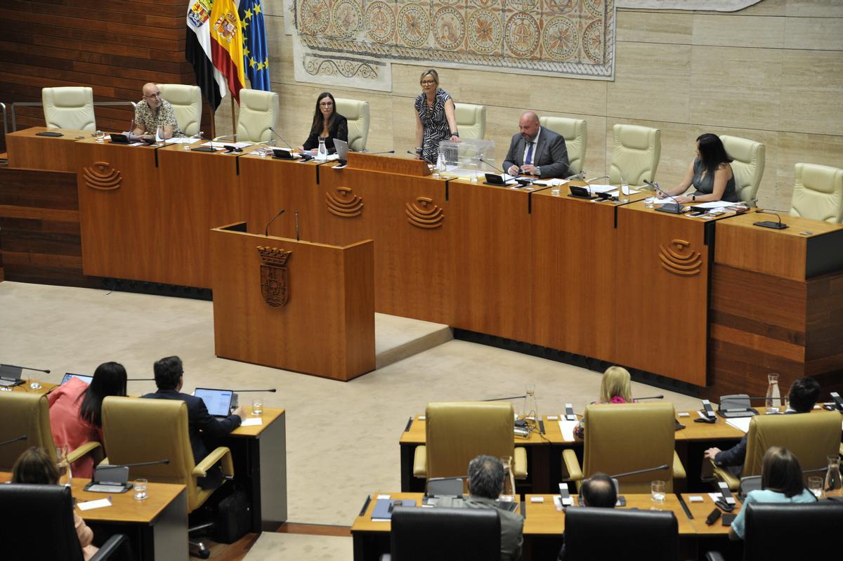 La Mesa de la Asamblea de Extremadura, en el pleno de este jueves