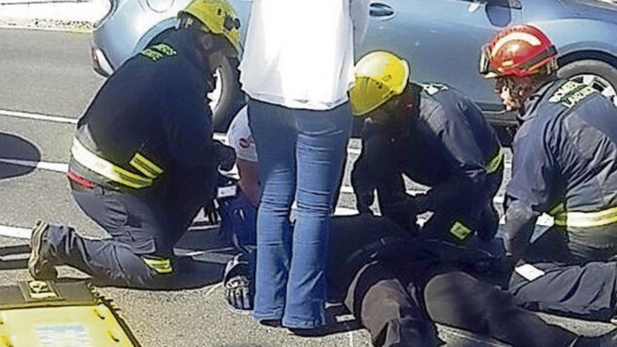 Los bomberos y un miembro del SUC, con el herido en Teguise.