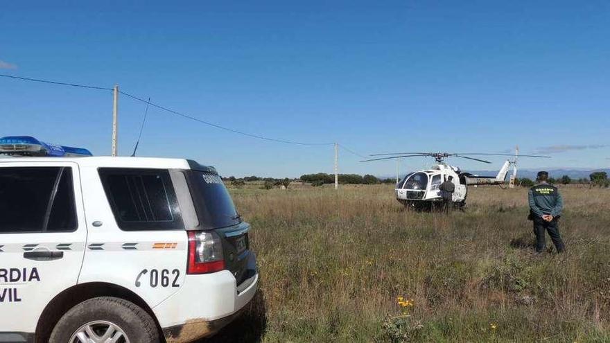 A las tareas de búsqueda se unió también un helicóptero de la Guardia Civil.