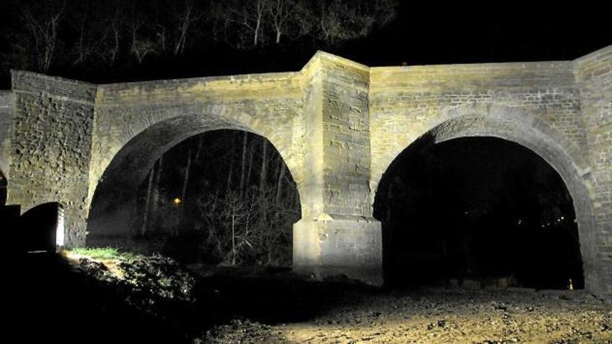 El Pont Nou il·luminat. Els llums s&#039;encendran quan es faci fosc, fins a les 10 de la nit, de dilluns a dijous, i de divendres a diumenge, fins a les 11