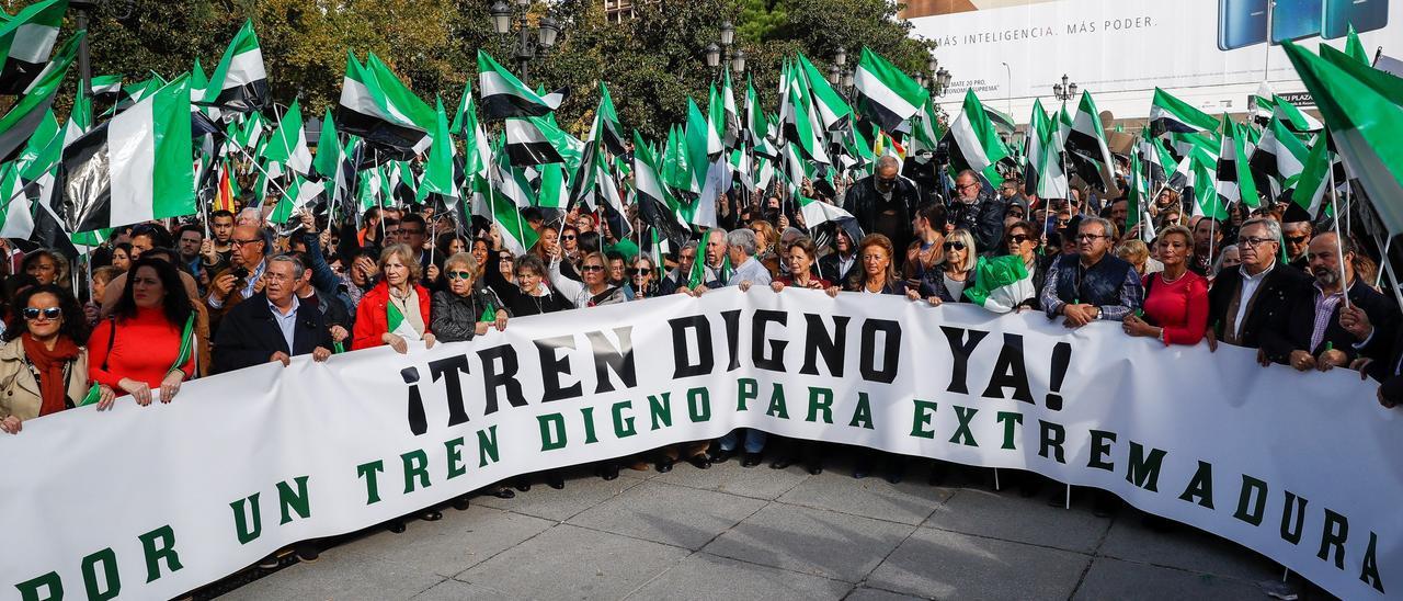Una concentración pide en Madrid un &quot;tren digno y del siglo XXI&quot; en Extremadura.