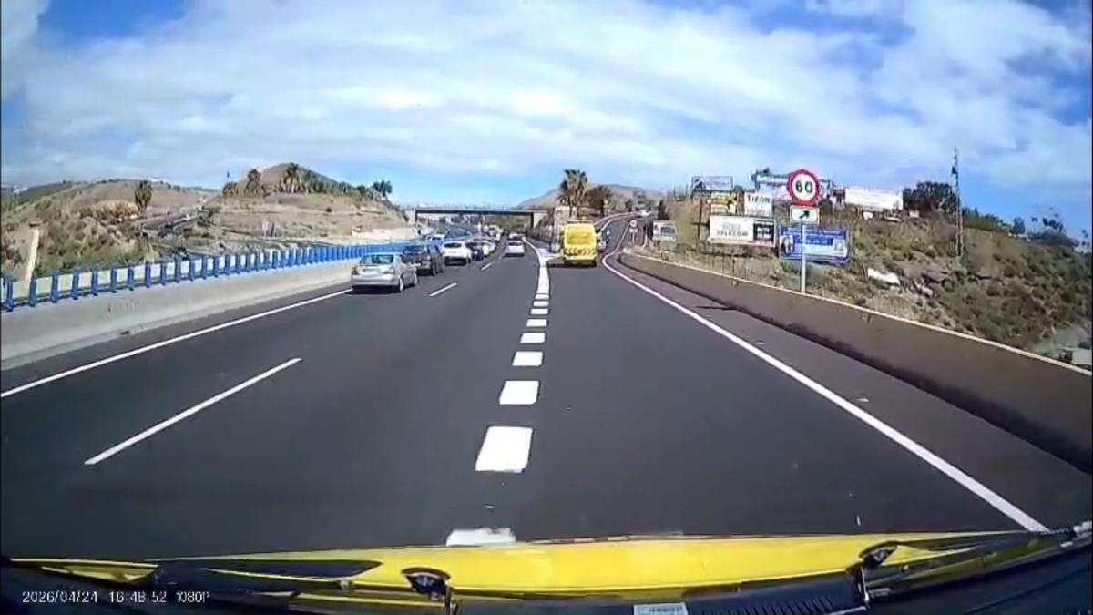 Traslado al hospital de una persona tras sufrir una parada cardiorrespiratoria en Playa de Fañabé