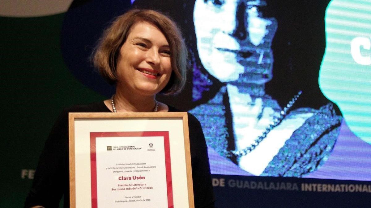 La escritora barcelonesa Clara Usón recibe el premio Sor Juana Inés de la Cruz en la FIL de Guadalajara.