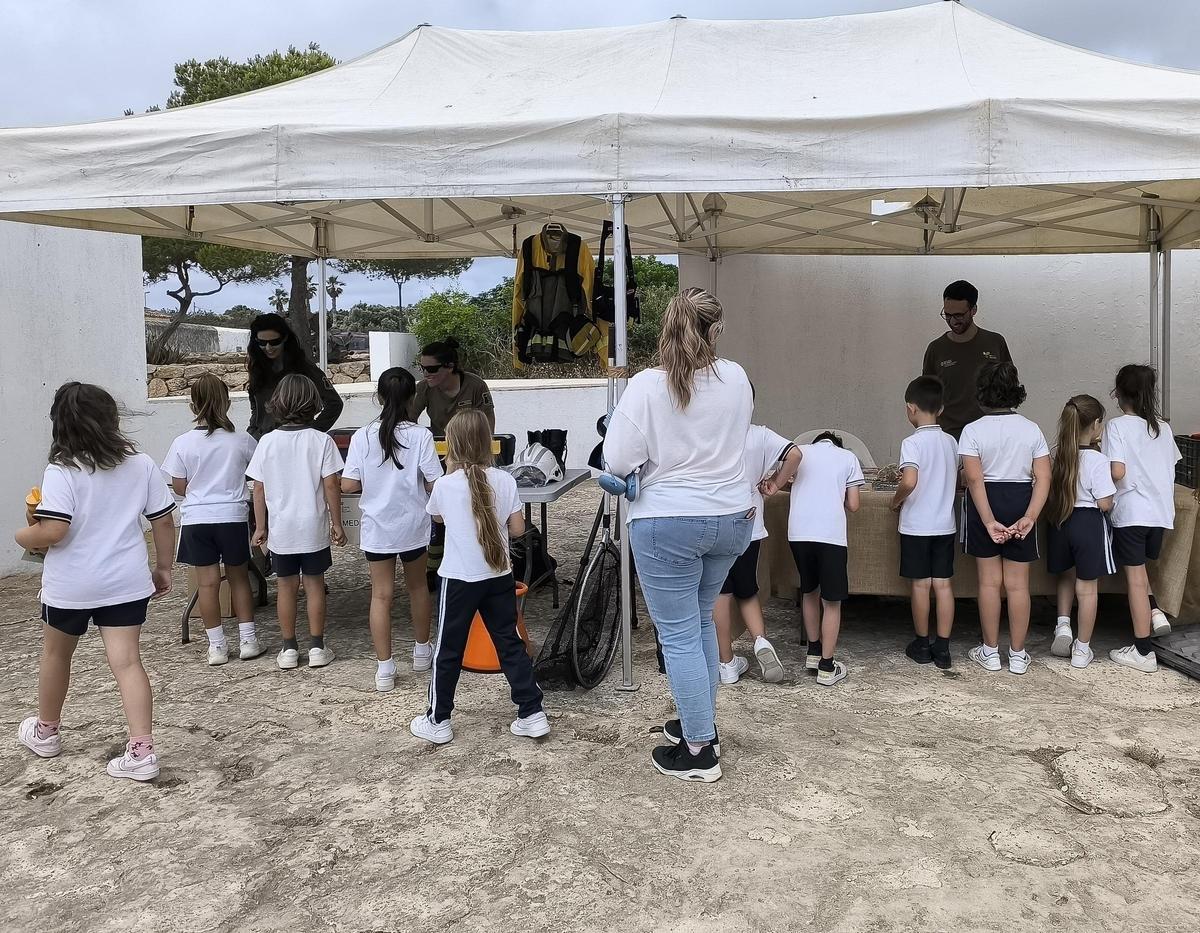 Los alumnos del colegio Virgen Milagrosa de Sant Francesc recorrieron con interés todos los puestos instalados en es Jardí de ses Eres