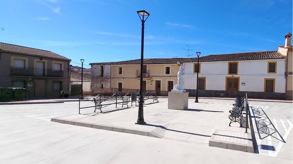 Trabajos de reforma finalizados en la plaza Mayor, Fresnedoso de Ibor.