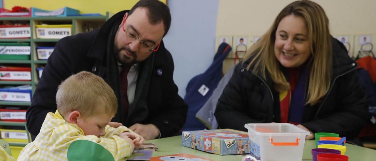 Adrián Barbón y Lydia Espina, saludando ayer al pequeño Adrián Barbón en un aula del colegio Laviada. | M. León