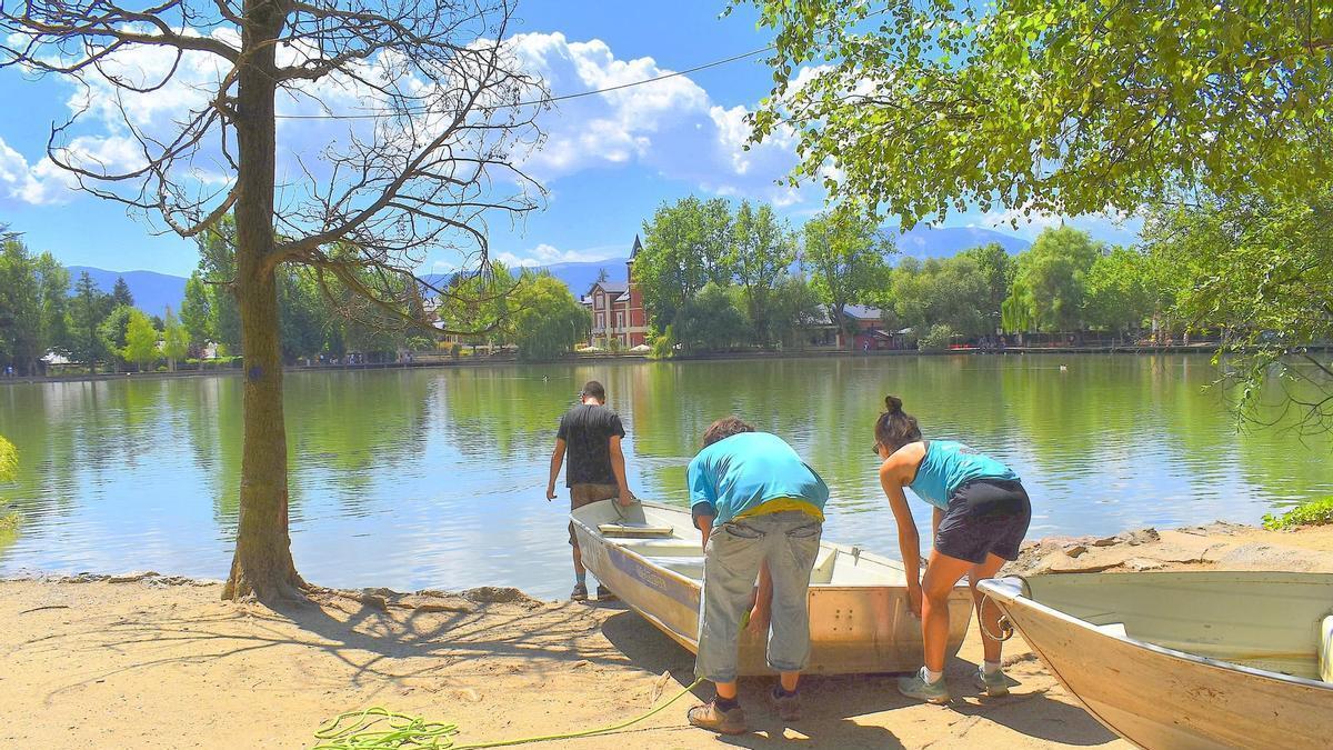 Un equip d'operaris tornen les barques al llac de Puigcerdà