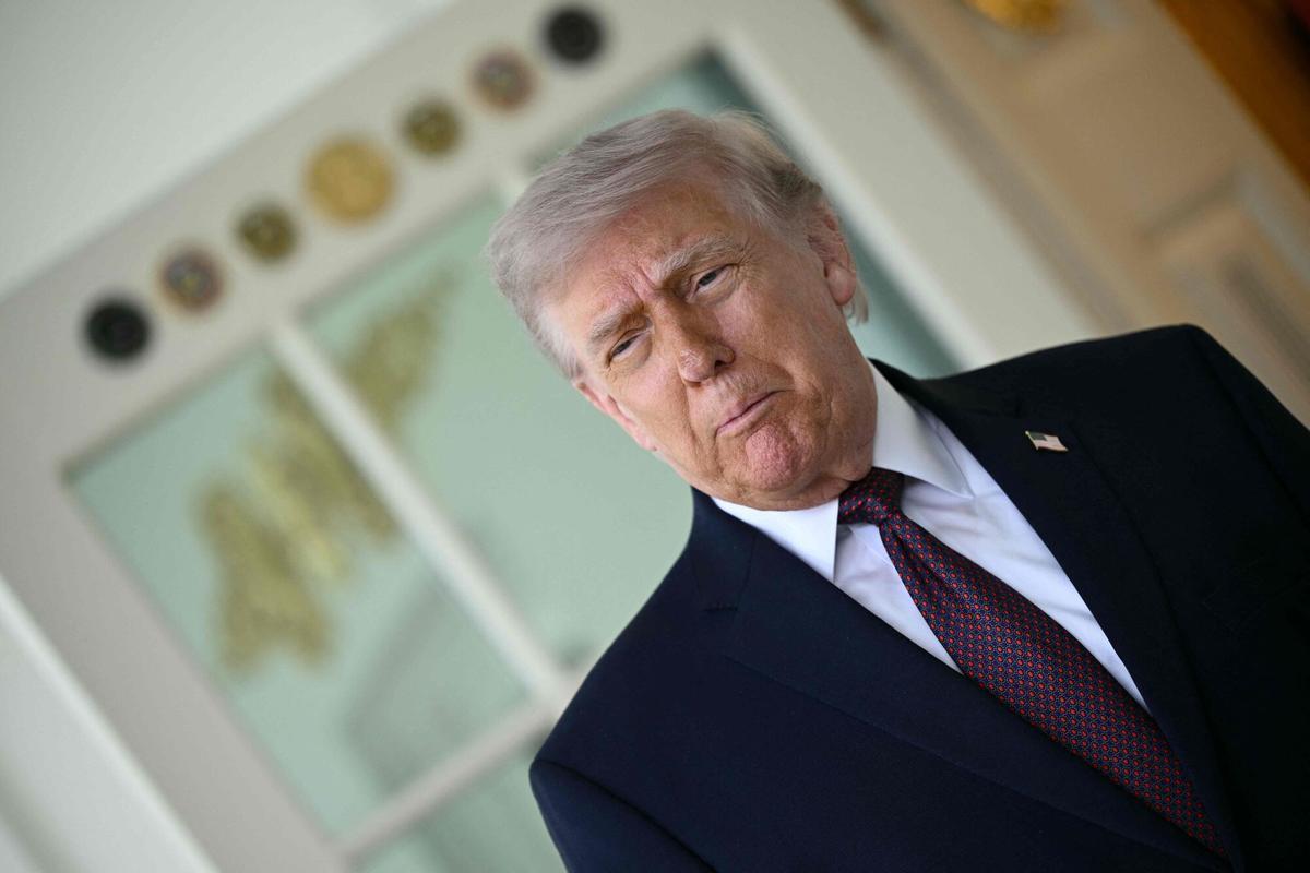 El presidente de Estados Unidos, Donald Trump, habla con la prensa frente al Despacho Oval de la Casa Blanca, en Washington DC, el 13 de abril de 2026