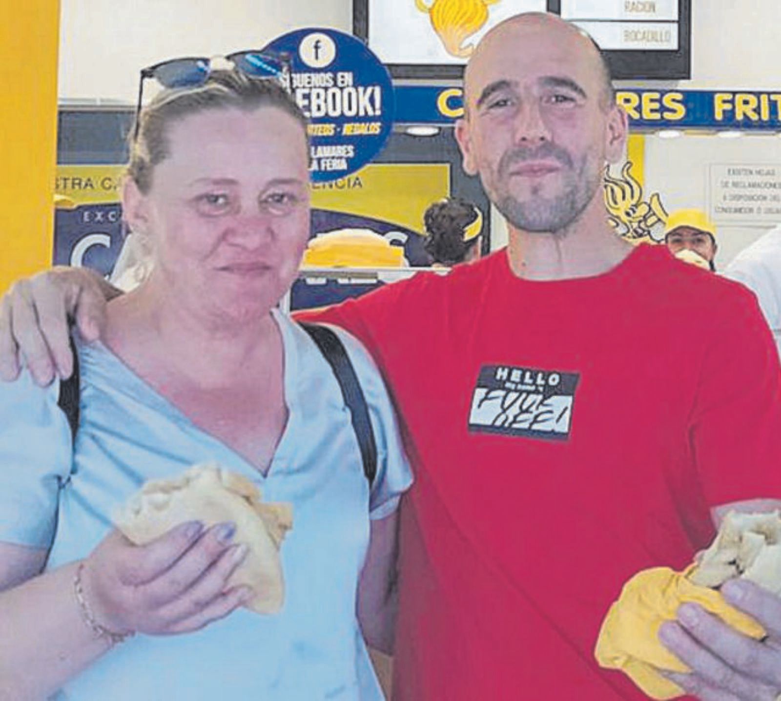 Elisabeth Suárez y Javier Méndez posando con el típico bocadillo de calamares. | S.M.