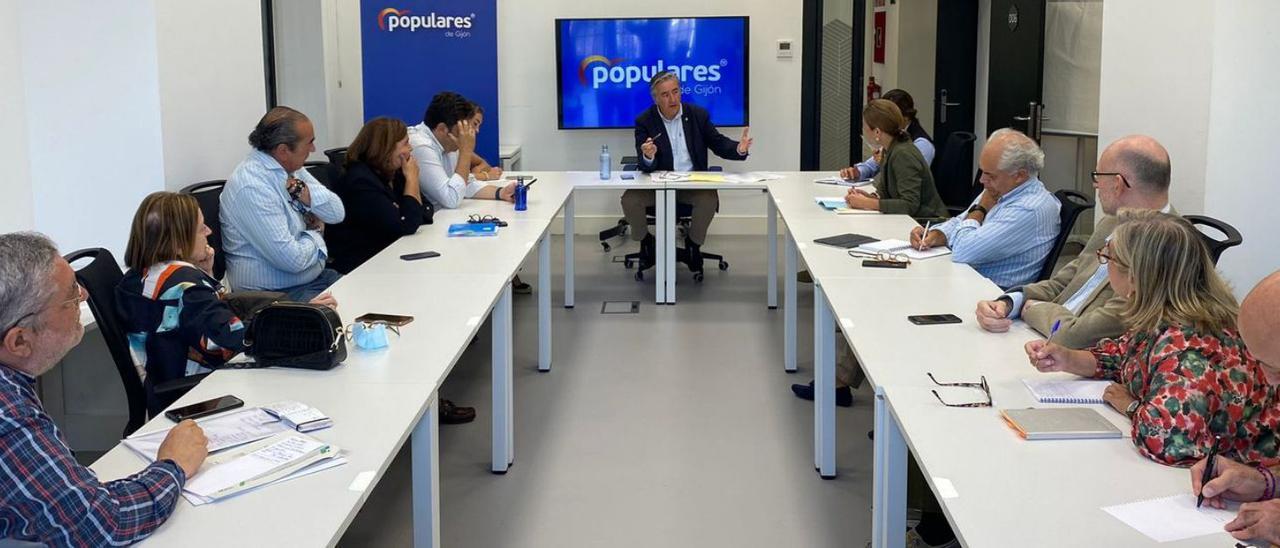 El PP prepara un programa de gobierno «pegado a la calle» |