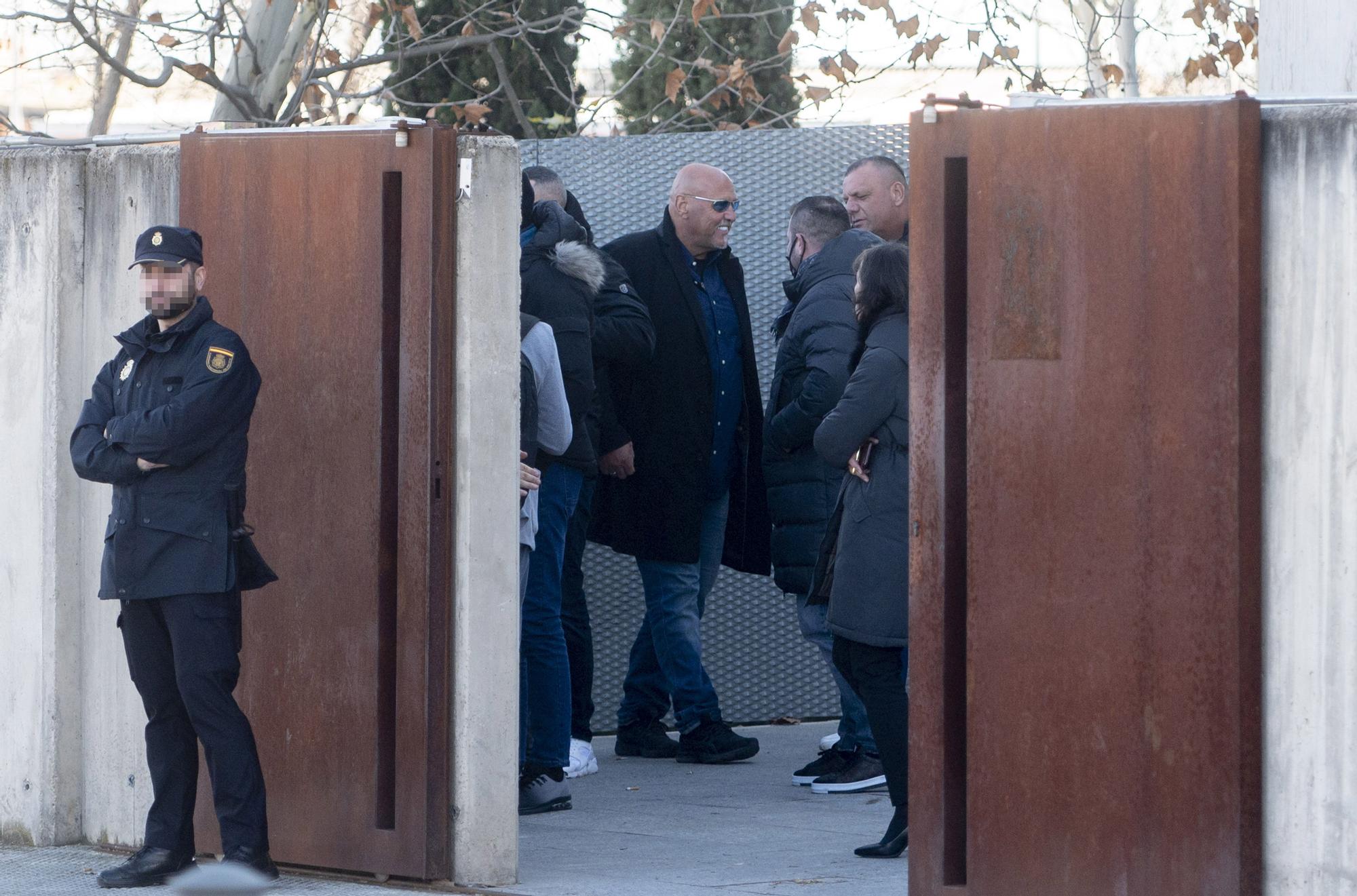 Frank Hannebuth (c), líder del grupo en Hannover y considerado como uno de los principales dirigentes de los 'Hells Angels' en Europa, a su salida del juicio en la Audiencia Nacional de San Fernando de Henares, a 23 de enero de 2023.