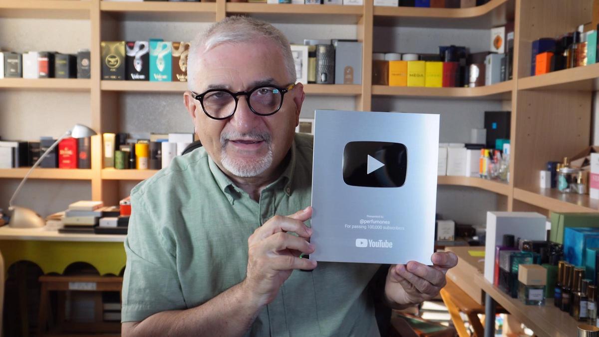 El vinarocense Ernesto Serret alcanza los 100.000 suscriptores en YouTube con su canal de perfumería.
