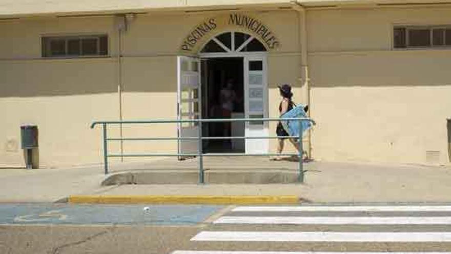 Acceso de entrada a las piscinas municipales de la ciudad.