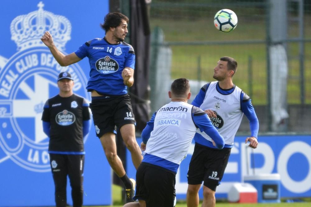 La plantilla, dividida en dos grupos, realizó un entrenamiento con estrategias ofensivas y remates a portería.