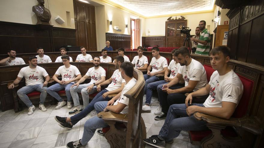 El Fertiberia celebra el ascenso a ASOBAL con las instituciones