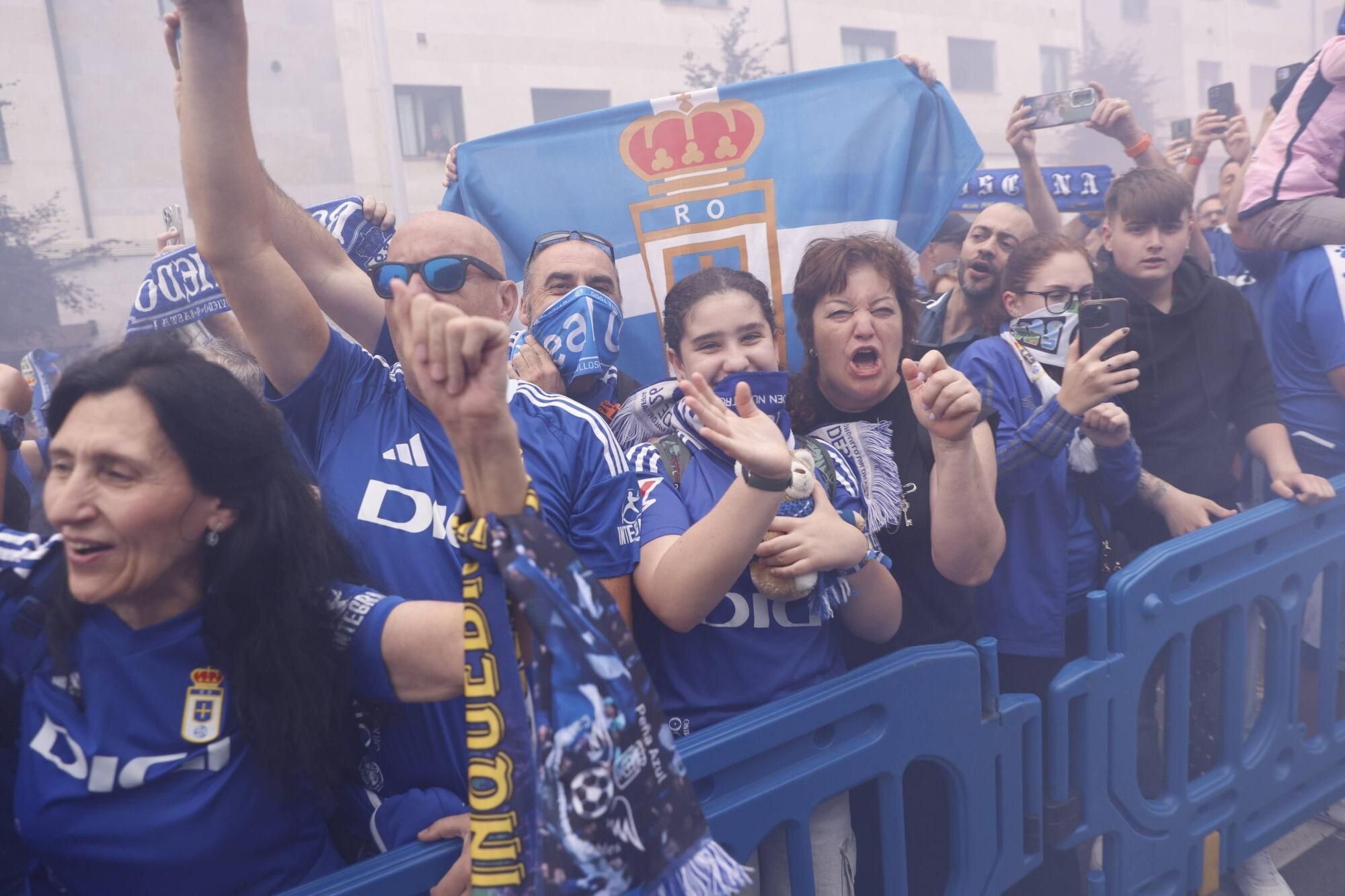 EN IMÁGENES: Espectacular recibimiento de la afición del Oviedo a su equipo antes de la vuelta por el ascenso contra el Almería