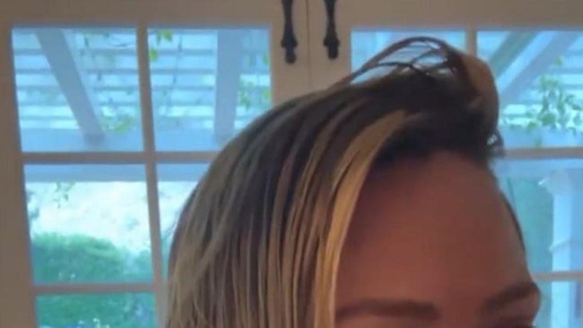 Hilary Duff con el pelo verde