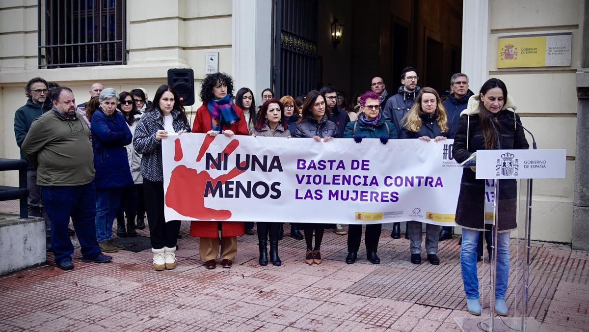 Minuto de silencio celebrado este martes frente a la Delegación del Gobierno por los asesinatos de 5 mujeres.