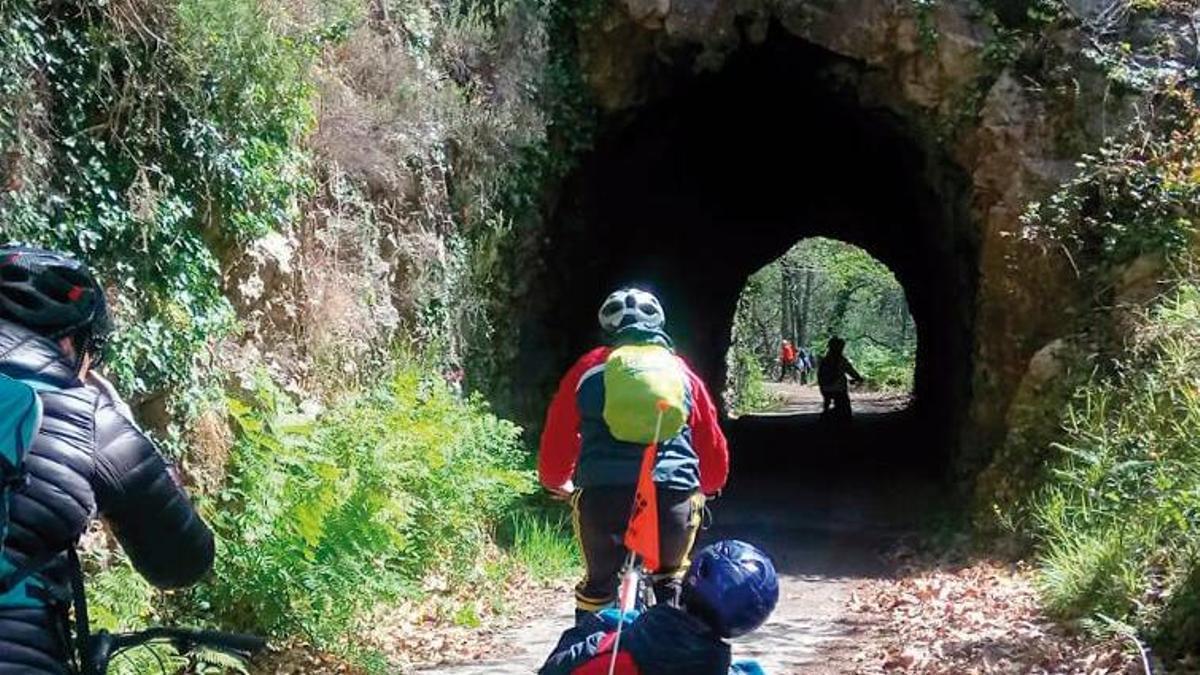 Cicloturistas en la Senda del Oso.