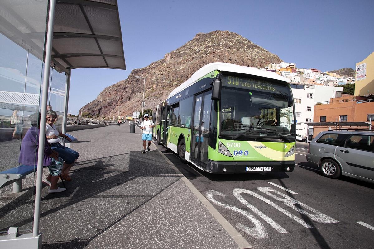 Una de las guaguas que forman el servicio urbano en Santa Cruz.