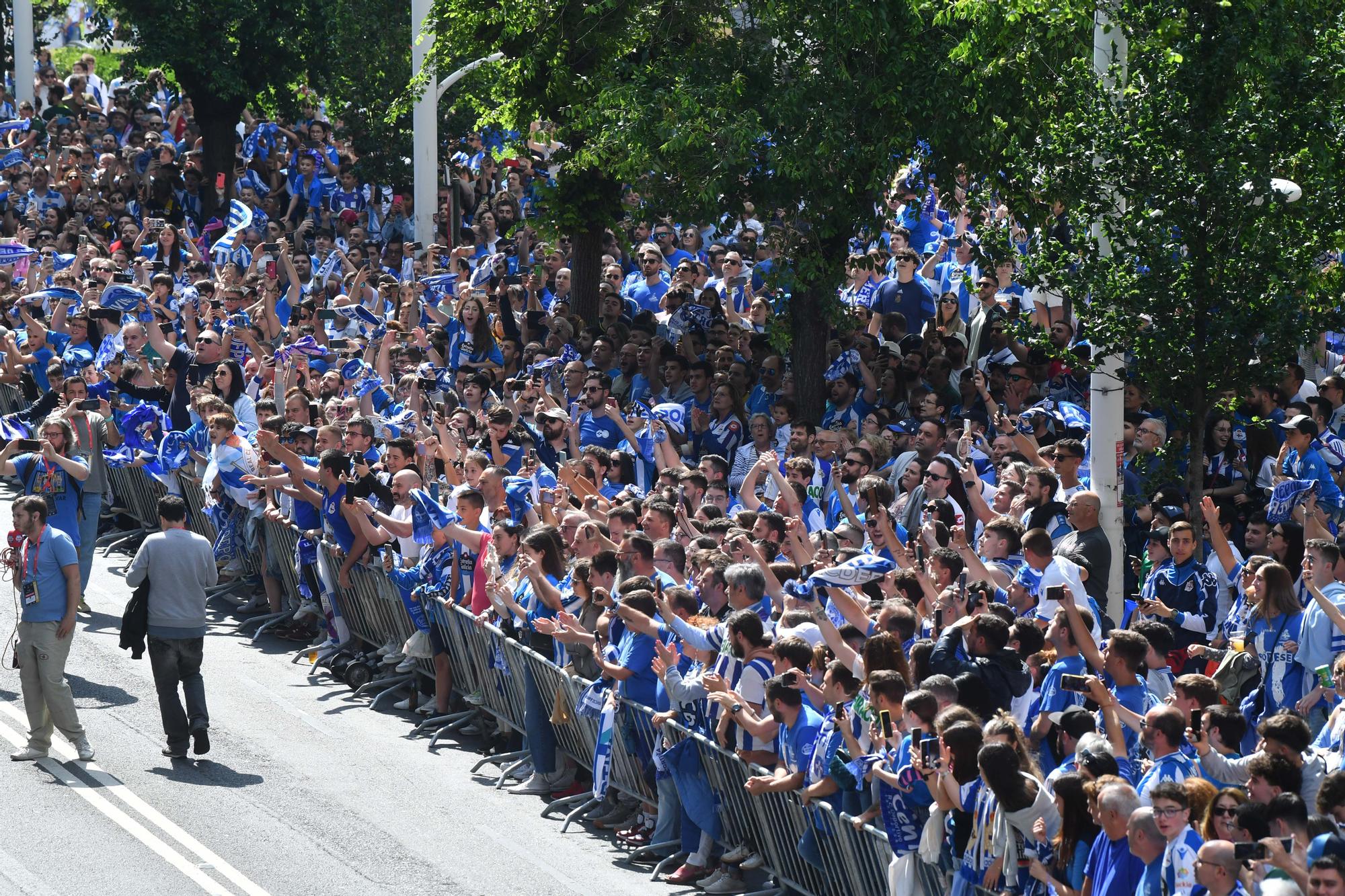 Multitudinario recibimiento de la afición al Dépor en Riazor antes del partido contra el Castellón