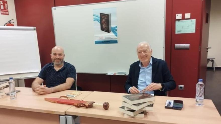 El gijonés Juan Antonio López González presenta su primer libro en El Llano