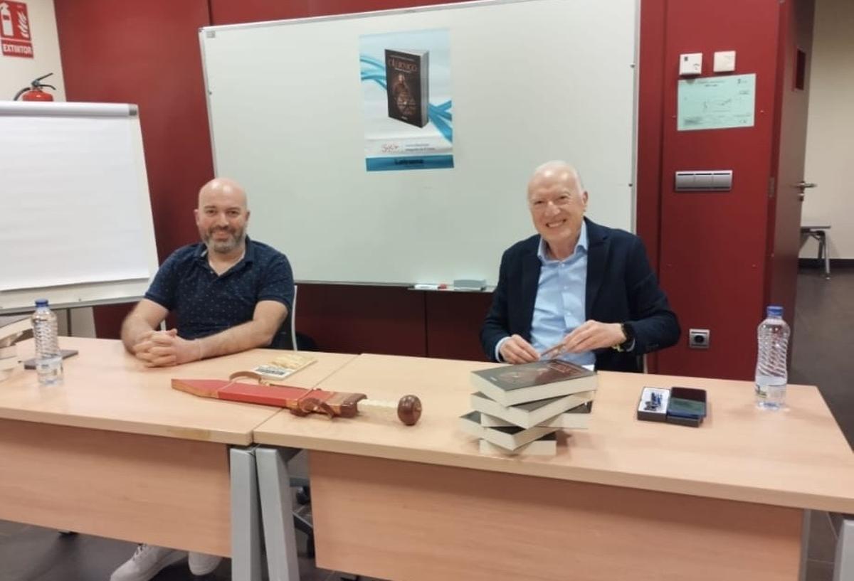 Juan Antonio López González, a la derecha, junto a su hijo, Jorge, en el Centro Municipal Integrado de El Llano.