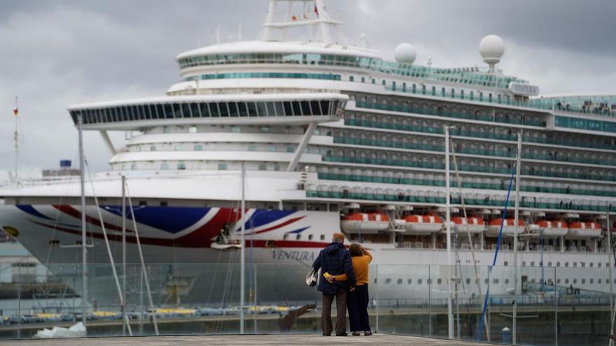 El crucero ‘Ventura’, en su escala en A Coruña del pasado 15 de marzo. |   // MIGUEL MIRAMONTES