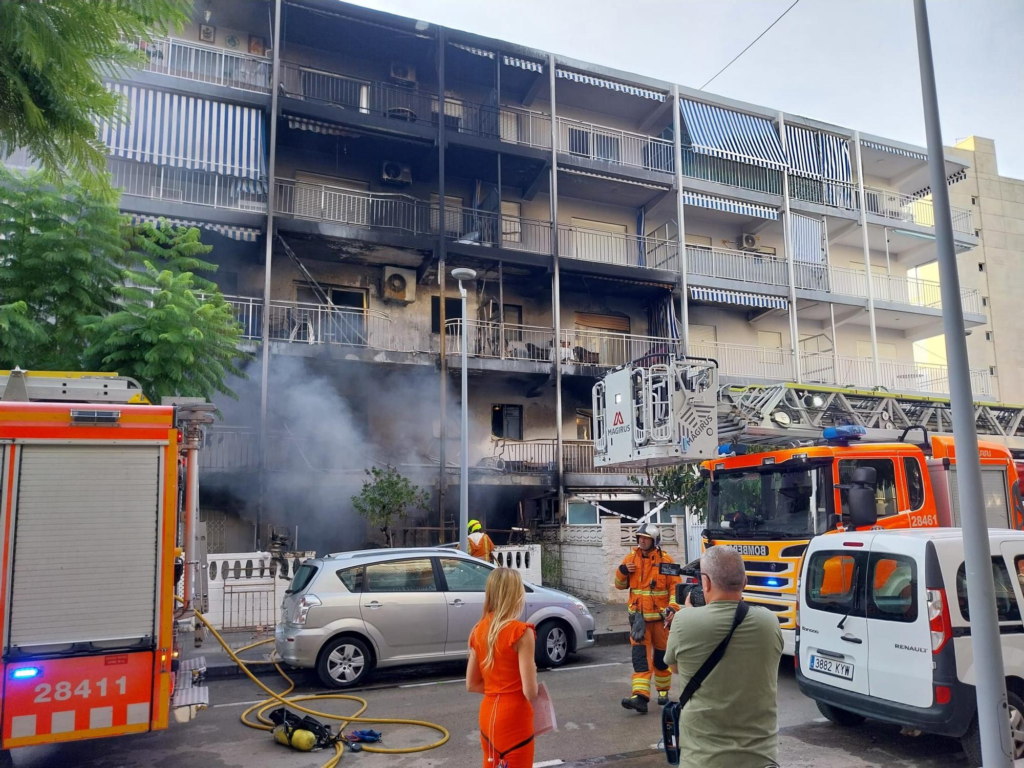 Así ha quedado el edificio incendiado en la playa de Gandia