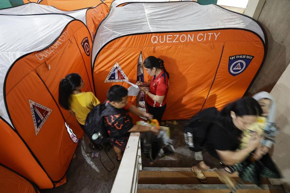 Filipinas evacúa a casi un millón de personas ante la llegada del supertifón Fung-wong.