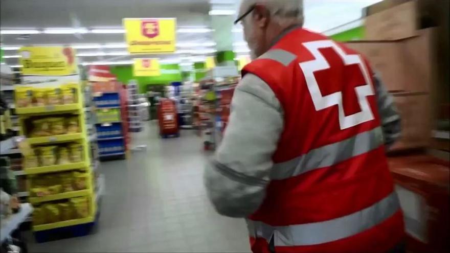 Una caravana de Cruz Roja recorre Guardamar para atender a personas sin hogar