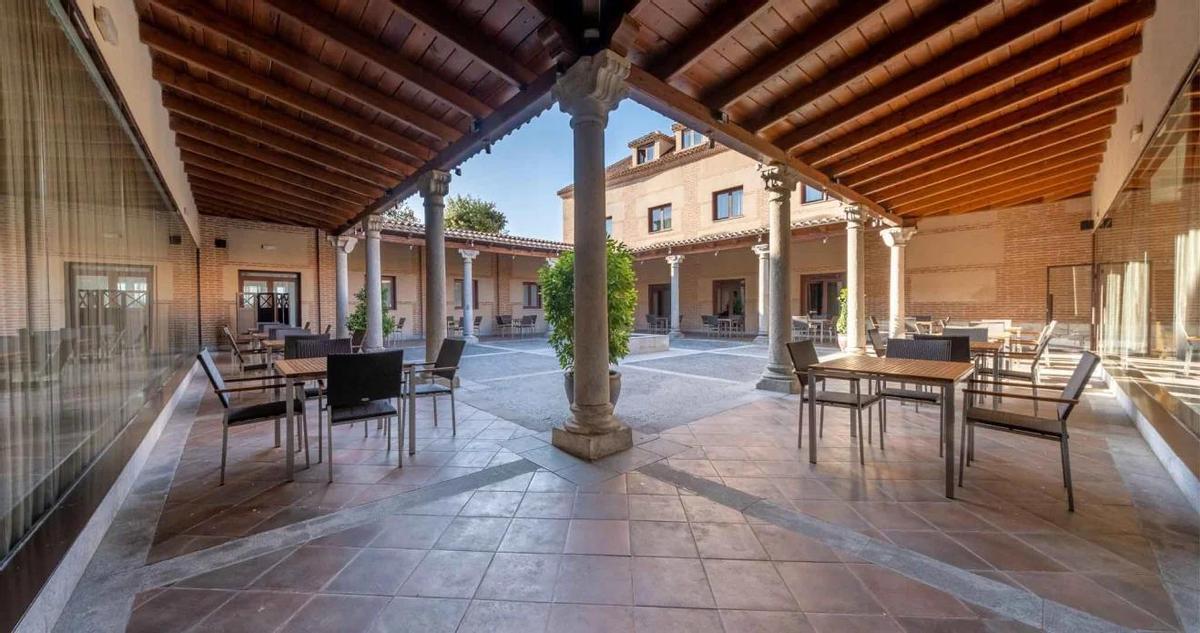 Disfruta en este patio de la gastronomía local.