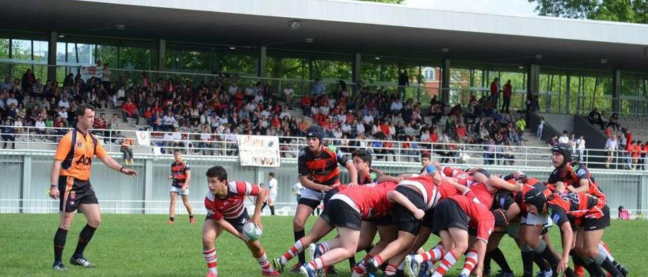 Un momento del partido de infantiles entre el Gijón y el Salamanca. A la derecha, partido sub-18 del Mikes La Calzada-Independiente.